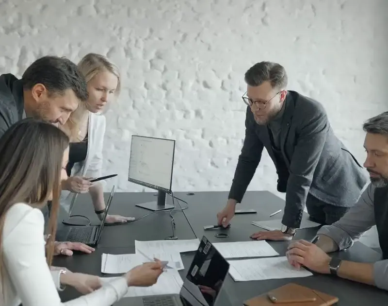 Equipo de marketing digital trabajando en una estrategia